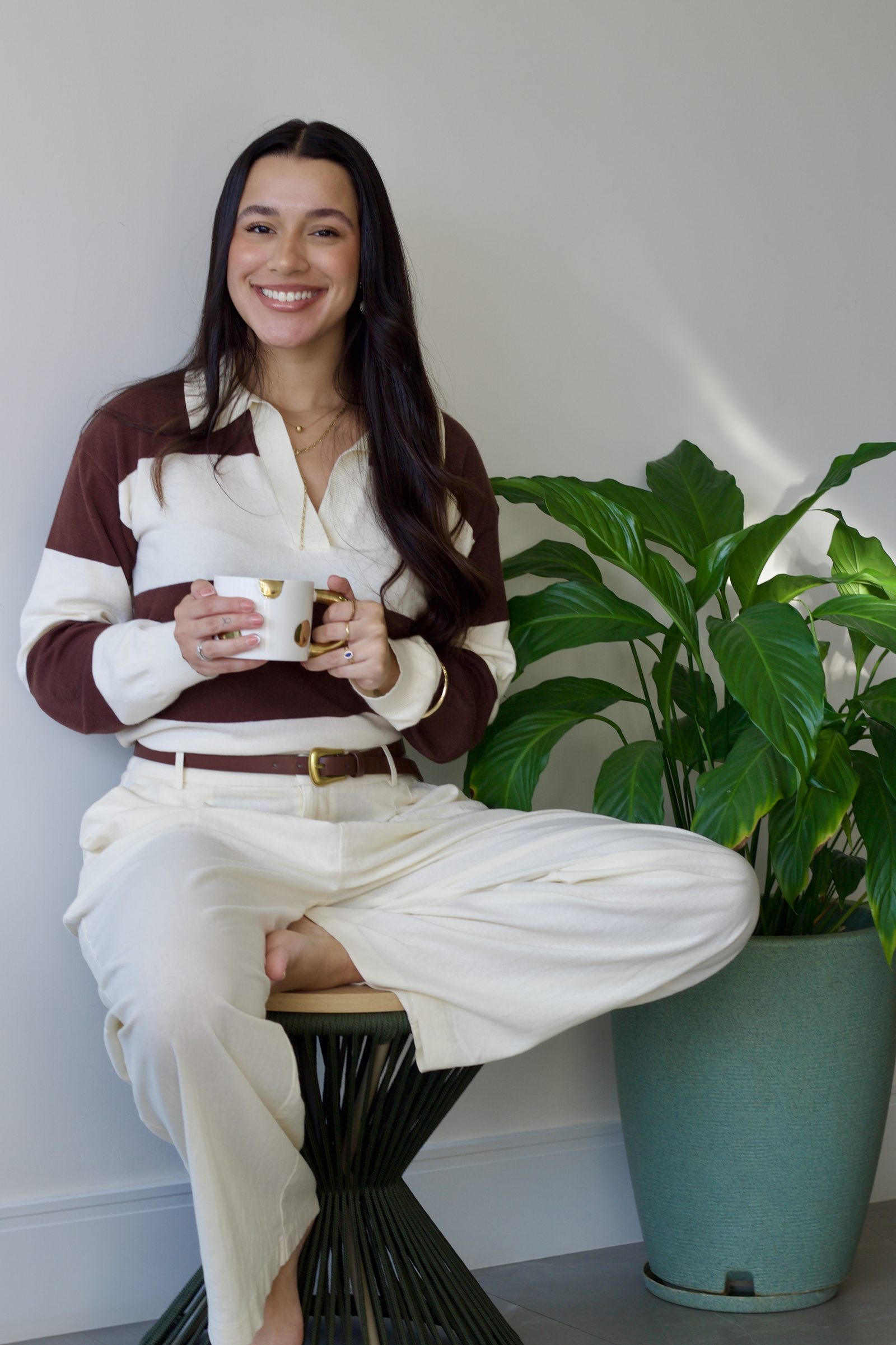 Ambiente calmo e acolhedor com uma xícara de café sobre livros