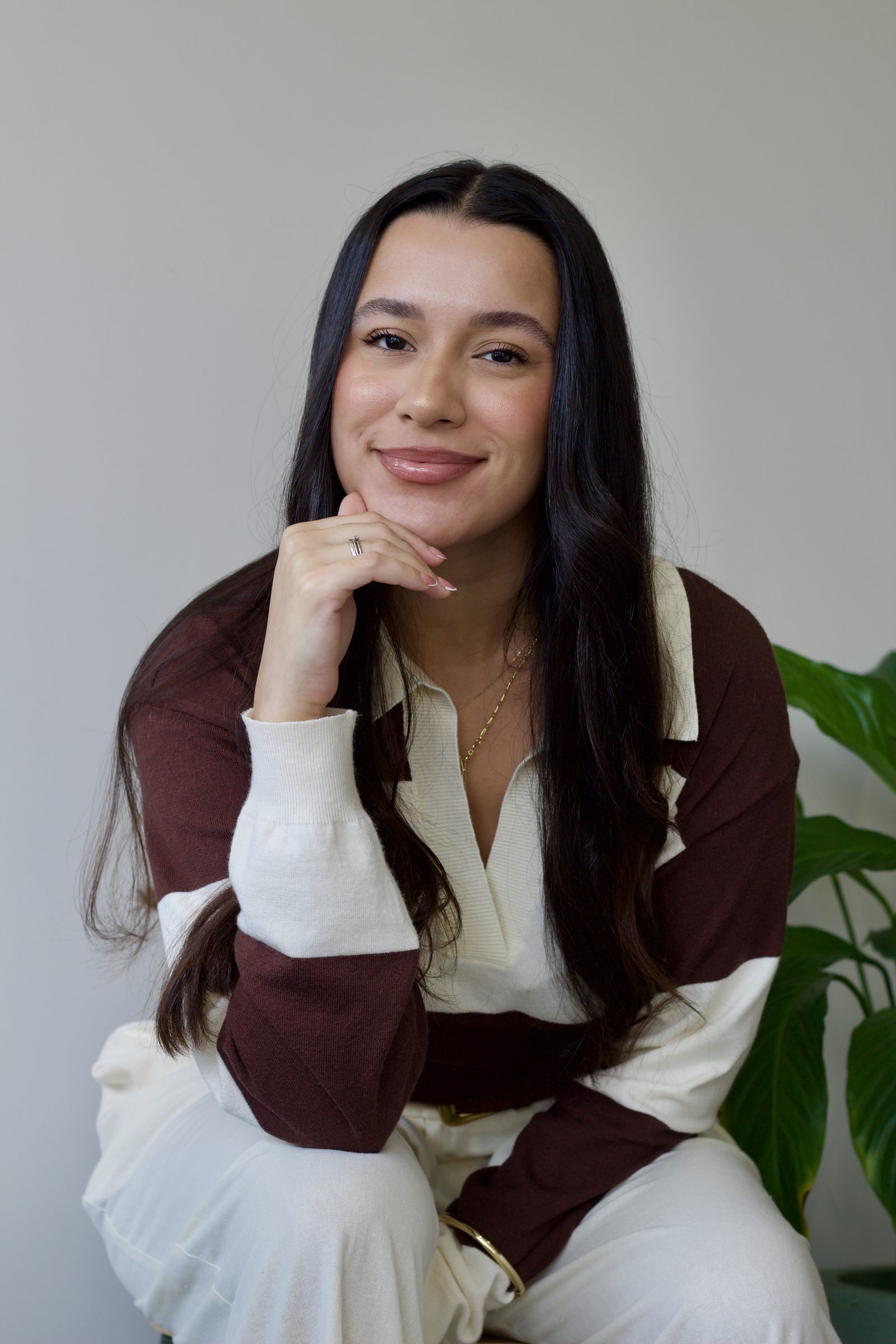 Amanda Izaias, psicóloga, olhando para a câmera com expressão acolhedora